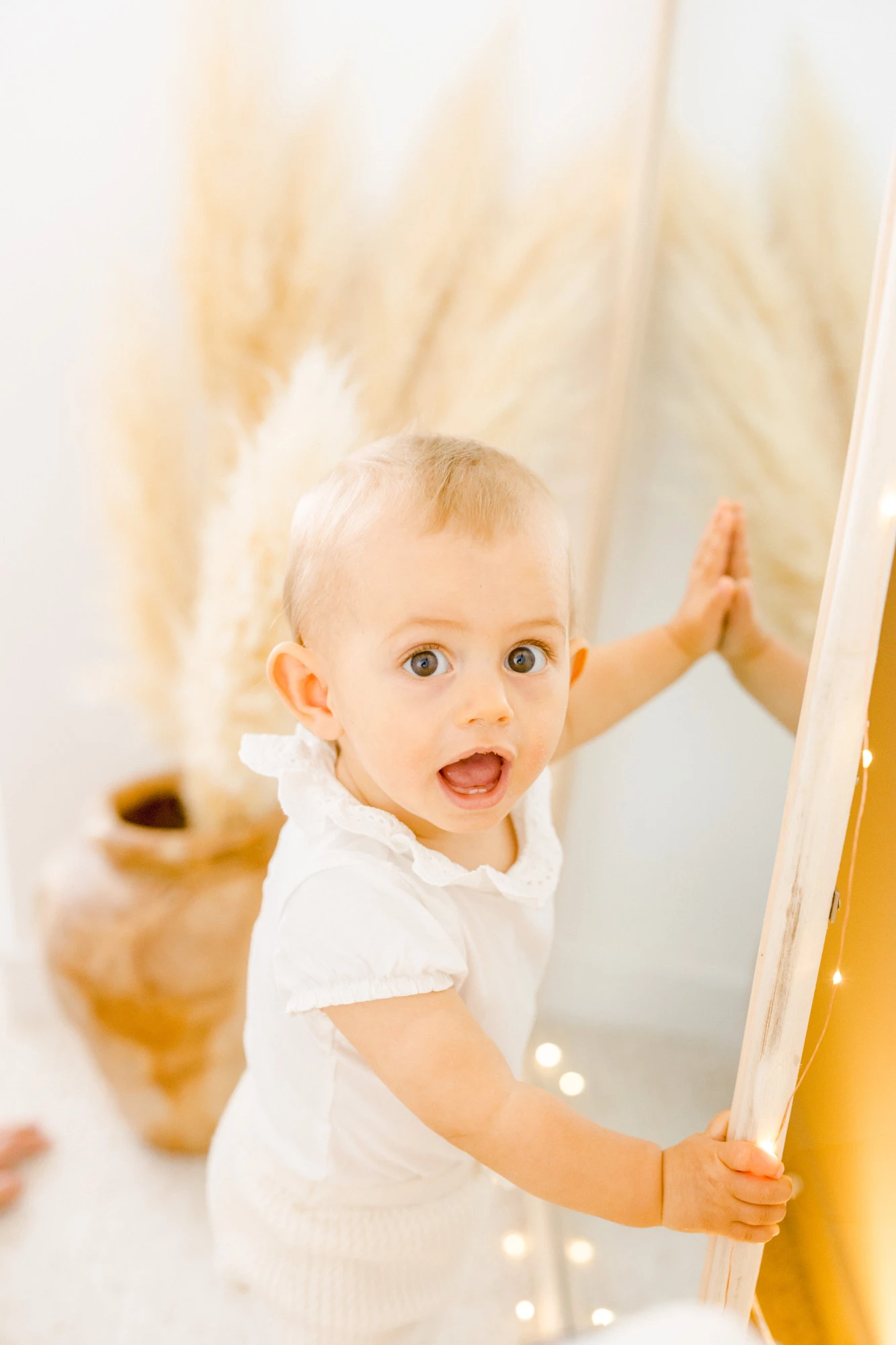 bonheur enfant sourire beige rose